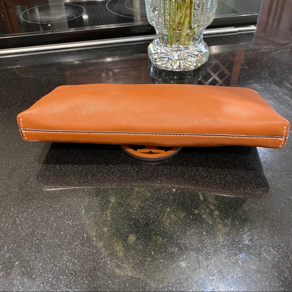 Tory Burch Cuoio Miller Clutch NWOT - Picture 12 of 16